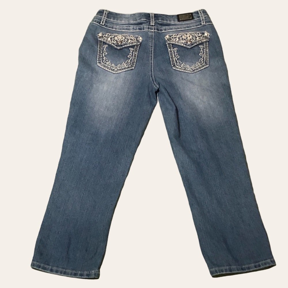 Earl cropped jeans size 6. Embellished with rhinestones five pocket faded look